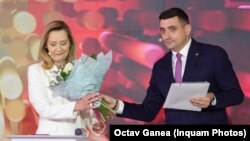 Dezbaterea electorală organizată de televiziunea Digi24 înaintea turului I al alegerilor prezidențiale din 4 mai 2025. Simion a venit, a dat un buchet cu flori și a plecat.