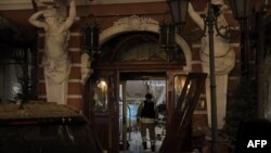 Пожарный заходит в поврежденный отель после российского ракетного обстрела в Одессе 31 января 2025 года