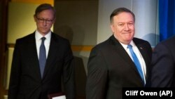 مایک پومپئو، وزیر خارجه آمریکا، همراه با برایان هوک، رئیس گروه اقدام ویژه ایران