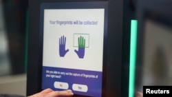 Чоловік користується автоматизованим кіоском EES під час демонстрації Системи в’їзду/виїзду Європейського Союзу (EES) на терміналі Євротунелю в Фолкстоні. Велика Британія, 23 вересня 2025 року