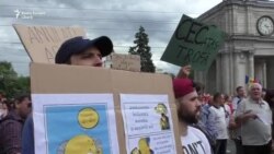 Sloganuri, pancarde și umor la protestul de la Chișinău