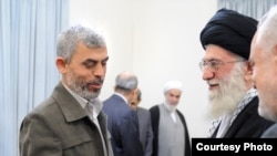 Іранський аятола Алі Хаменеї (п) і вбитий у жовтні 2024 року ватажок угруповання «Хамас» Ях'я Сінвар, архівне фото