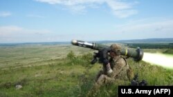 Magyar katona egy Javelin típusú rakétával Várpalota mellett, 2019. június 5-én.