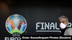 La aeroportul international din București. România urma să fie una din gazdele europenelor de fotbal. 16 martie 2020