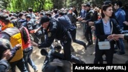 Полиция разогнала сторонников, родных и близких активистов гражданского движения NIDA перед зданием Бакинского суда по тяжким преступлениям. Есть задержанные