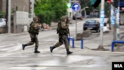 Поліцейські на вулиці у Куманові, Македонія, 9 травня 2015 року