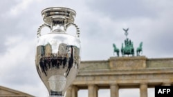 Trofej Evropskog prvenstva izložen pred Branbderburškom kapijom, Berlin, jun 2024. 