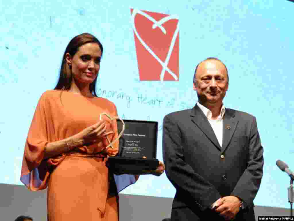 Nagradu Počasno Srce Sarajeva direktor SFF-a Mirsad Purivatra predao je hollywoodskoj glumici Angelini Jolie