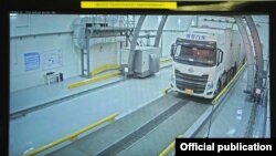 Рентген-установка на досмотровом комплексе «Иркештам» проверяет грузовую фуру. Архивное фото.