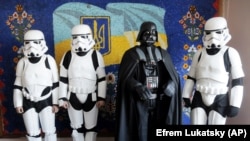 «Дарт Вейдер» і його охоронці. Україна, 2014 рік.