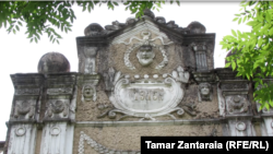 Мужской барельеф на здании, как считают священнослужители местного храма, был ни кем иным, как сатаной в архитектурном обличье