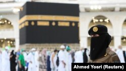 Меккеге зырятка келгендердин коопсуздугун камсыздаган полиция кызматкери