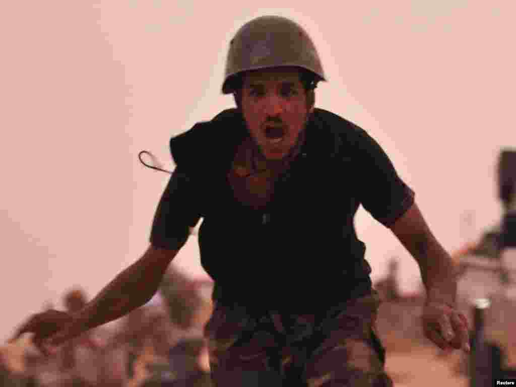 از مخالفان مسلح معمر قذافی- اجدابیا، ۲۳ تیرماه ۱۳۹۰