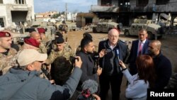 Premijer libana Najib Mikati blizu ruševina zgrada oštećenih u izraelskim napadima u selu Khiam, 23. decembra 2024.
