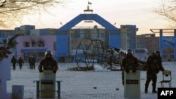 Полицейский спецназ на площади Жанаозена. 18 декабря 2011 года.