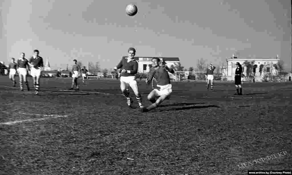Кыргыз ССРнин футбол боюнча курама командасы Фрунзе шаарында бир канча эл аралык беттештерди өткөргөн.&nbsp;