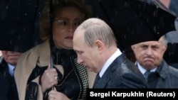 Як вказують дослідники, якщо у серпні діяльність Путіна схвалювали 83% опитаних, то у вересні – 77%