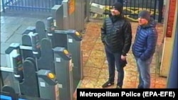 Підозрювані в замаху на Скрипалів у Солсбері – Олександр Петров (праворуч) і Руслан Боширов на залізничній станції в Солсбері, 3 березня 2018 року
