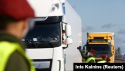 Перевірка температури водія на кордоні Латвії з Литвою 15 травня 2020 року