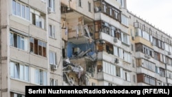 Вранці 21 червня в десятиповерховому житловому будинку в Дарницькому районі Києва​ стався вибух, який зруйнував кілька поверхів