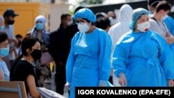 Күндузгү стационарлардын бириндеги медицина кызматкерлери. 2020-жылдын 6-июлу.