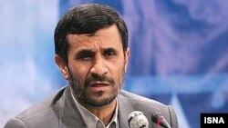 نويسنده اين روزنامه معتبر آمريکايی معتقد است که چنين اقداماتی نشان می دهند که «احمدی نژاد واقعا از کی می ترسد؟» - عکس از ایسنا