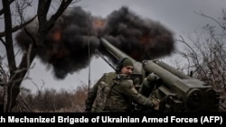 Ілюстраційне фото. Український військовий веде вогонь із гаубиці на лінії фронту поблизу Часового Яру, січень 2025 року