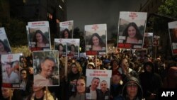 Protestatarii israelieni poartă portrete ale ostaticilor din Gaza, într-o demonstrație din fața reședinței premierului Beniamin Netanyahu.