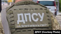 У Держприкордонслужбі також не повідомили, чи має Устименко-Вайнштейн український паспорт