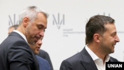 Генпрокурор Руслан Рябошапка (л) та президент Володимир Зеленський