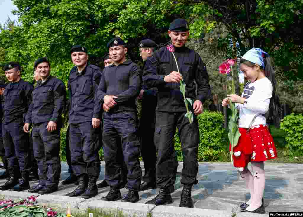 Flori pentru polițiști, la un protest din Almaty, Kazahstan, 1 mai 2019
