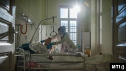Ápoló lát el egy beteget az Országos Korányi Pulmonológiai Intézet tüdőbelgyógyászati osztályán 2021. február 18-án (képünk illusztráció)