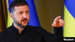 За його словами, треба зрозуміти, який мандат у делегації РФ, чи може вона самостійно ухвалювати рішення, «бо всім відомо, хто в Росії ухвалює рішення»