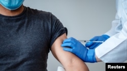 Një qytetar gjerman duke u vaksinuar në qytetin Mainc.