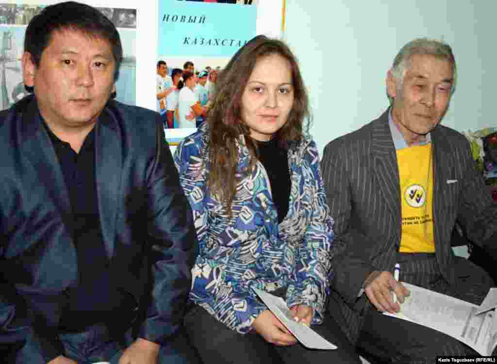 Наблюдатели на избирательном участке, Алматы.