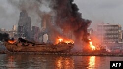 Горящий в порту Бейрута корабль после прогремевшего там взрыва, 4 августа 2020 года.