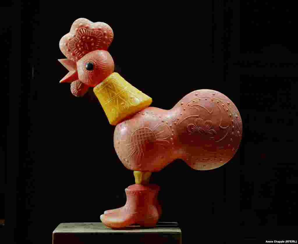 Іграшка півня в чоботях, зроблена знаменитої фабрикою іграшок Aradeanca в Араді