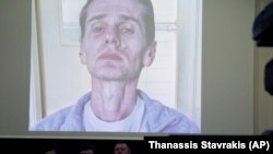 A kiberbűnözéssel gyanúsított Alekszandr Vinnyik egy, az ügyében tartott sajtótájékoztatón Athénban. 2019. február 28.