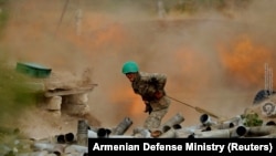 Un soldat armean în mijlocul conflictului din Nagorno-Karabah