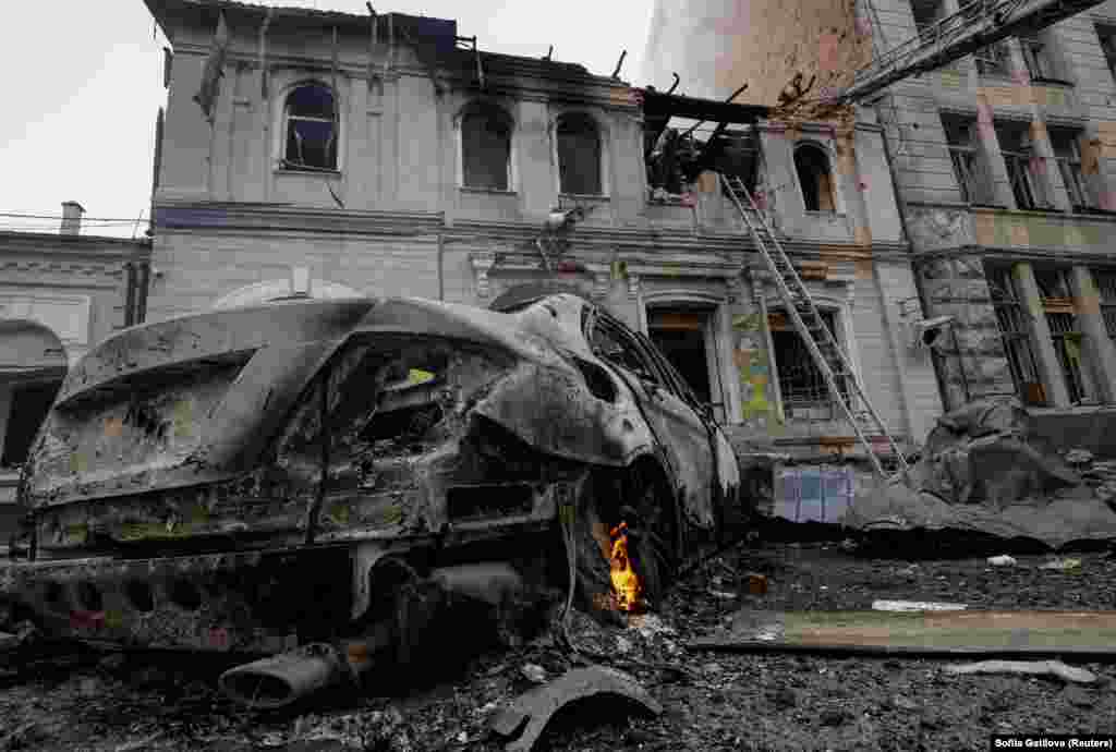 Зруйнована будівля дитячого садочка у Харкові внаслідок російської атаки.«Вранці три «Шахеди» поцілили прямо в будівлю, де працював приватний дитячий садок. Від сили ударів другий поверх повністю склався. На щастя, виховательки встигли вчасно спустити малечу до найпростішого укриття в тому ж приміщенні. І щойно рятувальники дісталися до підвалу, всіх 48 дітей евакуювали», – повідомив міський голова Харкова Ігор Терехов