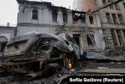 Зруйнована будівля дитячого садочка у Харкові внаслідок російської атаки