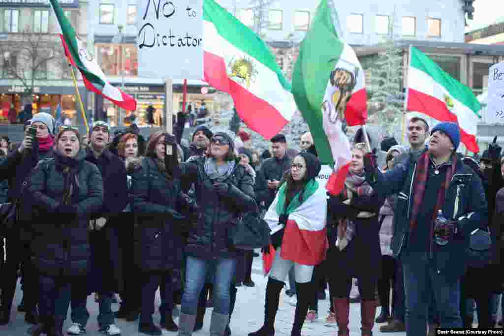 Стокгольмдағы наразылықта адамдар Иранның шах дәуіріндегі туын ұстап шықты.&nbsp; Швеция.