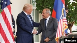 Президент США Дональд Трамп вітає прем’єр-міністра Вірменії Ніколу Пашиняна біля Білого дому, 8 серпня 2025 року 