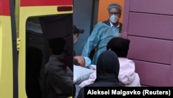 Aleksej Navaljni u toku transporta z Rusije ka Nemačkoj