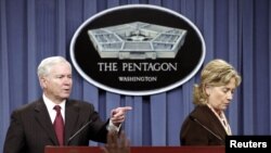 АКШнын Мамлекеттик катчысы Х.Клинтон айым менен Коргоо министри Р. Гейтс 2010-жылдын 6-апрелиндеги Вашингтондогу маалымат жыйынында.