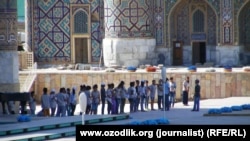 Подготовка к международному музыкальному фестивалю «Шарк тароналари» на площади Регистан в Самарканде. Архивное фото. 