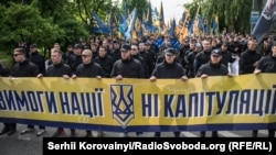 Фоторепортаж: «Азов» палив фаєри біля Верховної Ради