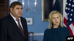 Аз рост: вазири умури хориҷии Иёлоти Муттаҳида Ҳилларӣ Клинтон ва ҳамтои узбаки ӯ Илёр Ғаниев, Вашингтон 29 сентябри соли 2011.