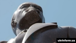 Пам’ятник Ленiну на бульварi Шевченка в Києві, що був пошкоджений в ніч на вівторок