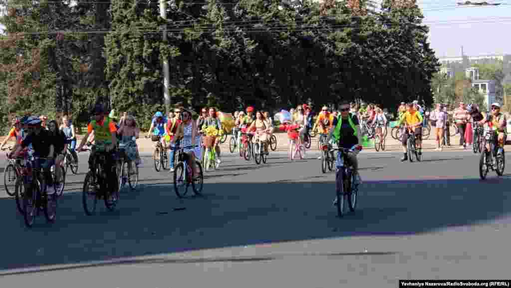 Учасниці акції проїхалися центральним проспектом Запоріжжя